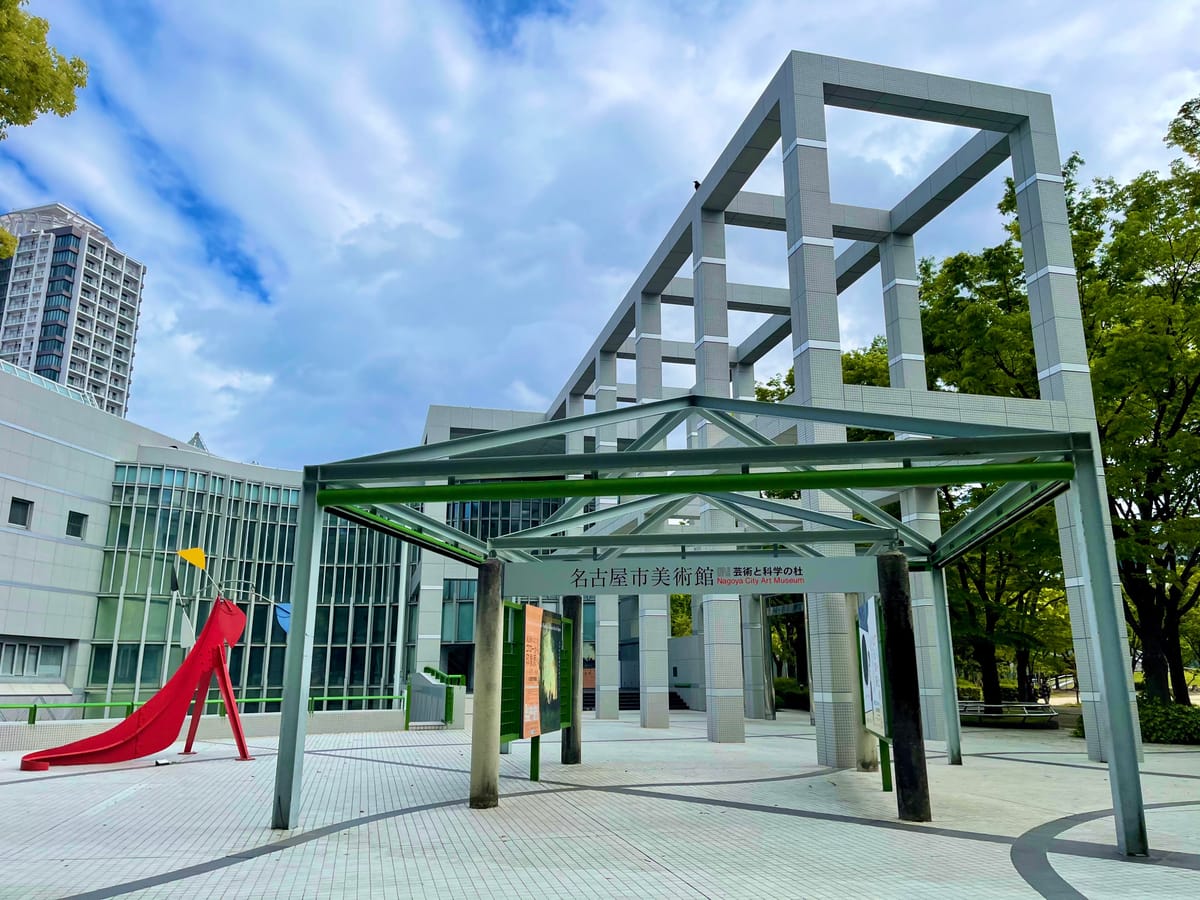 朝の静かで空いた公園